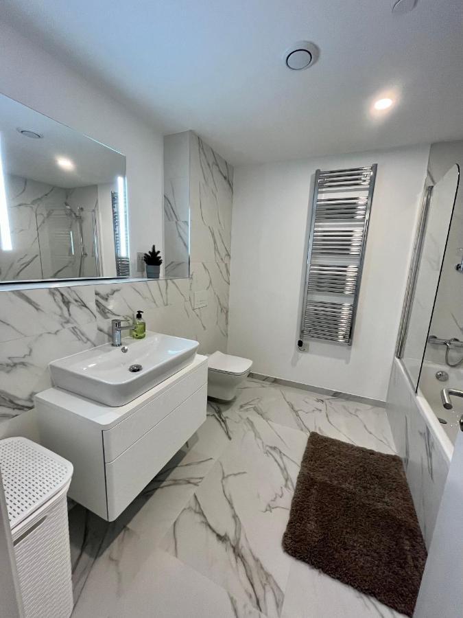 Modern Apartment With Spa And Pool ジブラルタル エクステリア 写真