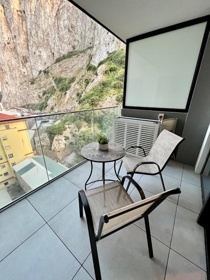 Modern Apartment With Spa And Pool ジブラルタル エクステリア 写真
